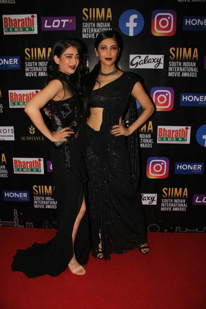 Sisters Shruti and Akshara Haasan posed together for the paps at SIIMA 2021. Both Shruti and Akshara looked lovely in their black outfits.