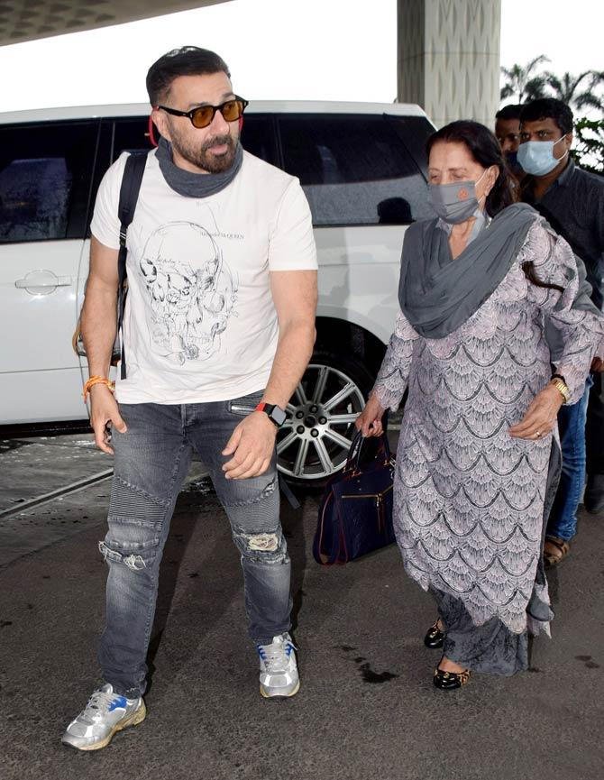 Sunny Deol was spotted at Mumbai airport with mother Prakash Kaur. Prakash Kaur recently celebrated her birthday and sons Sunny and Bobby wished their mother on social media.