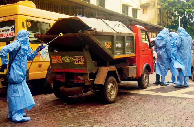 The BMC has separate vehicles to take bio-medical waste from hospitals and containment zones. This waste is collected in yellow coloured, non-chlorinated bags, and sprayed with disinfectants at Deonar before it is incinerated. Pic/Suresh Karkera