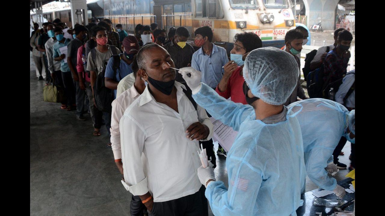 The BMC carried out the Covid-19 vaccination drive from 9 am to 5 pm on Thursday. The inoculation drive was operational for citizens above 18 years of age, including frontline and healthcare workers. Pic/Satej Shinde