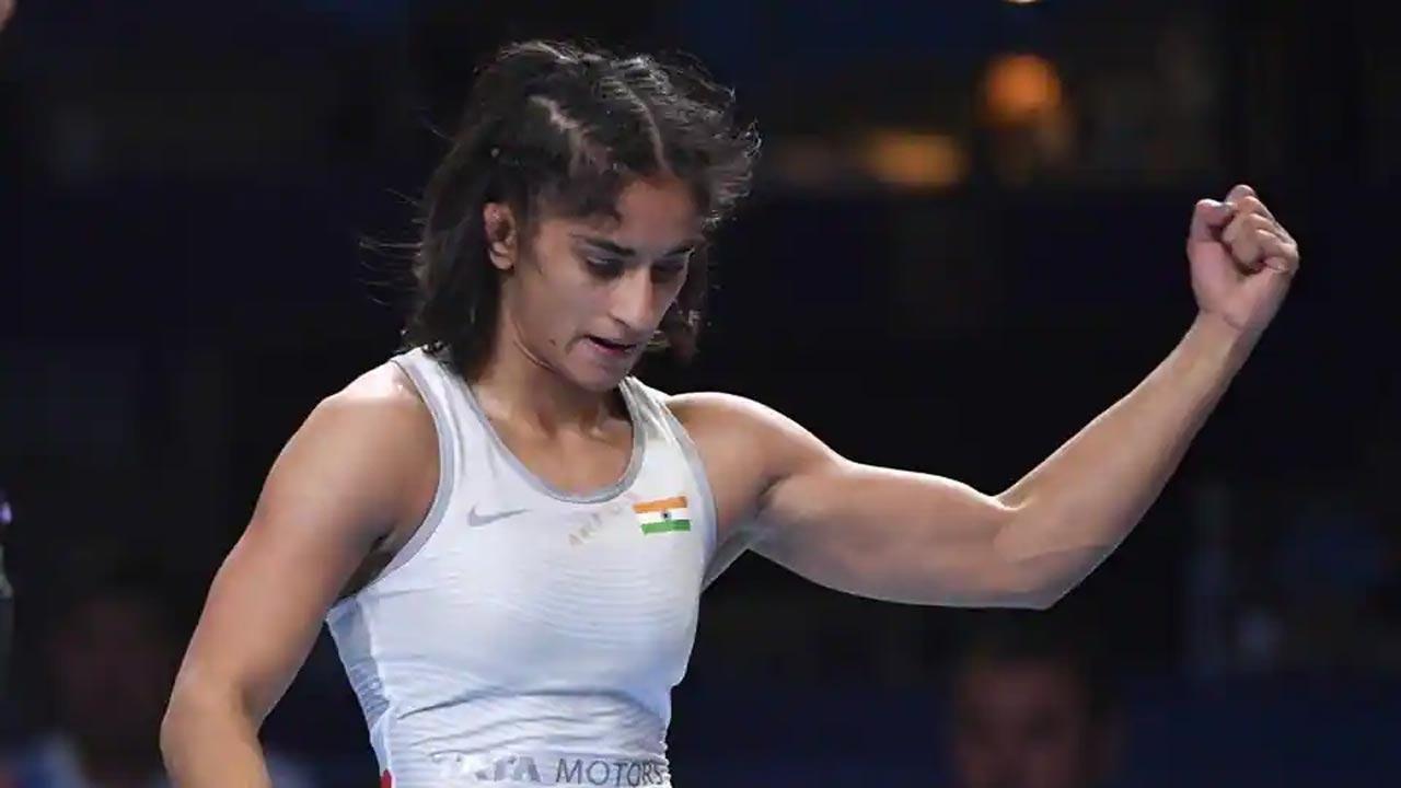 Vinesh Phogat undergoes elbow surgery; shares photo from hospital