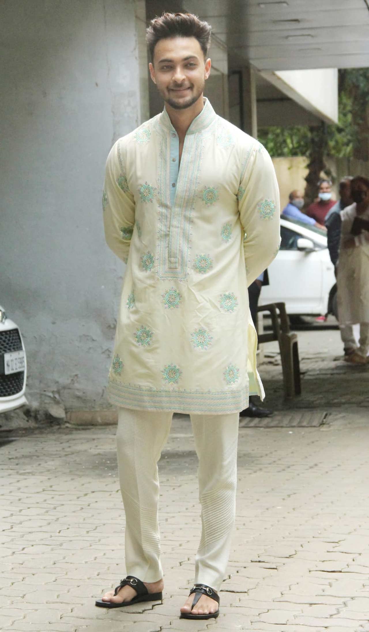 Aayush Sharma posed for the paparazzi when spotted at Sohail Khan's home for Ganesh Chaturthi.