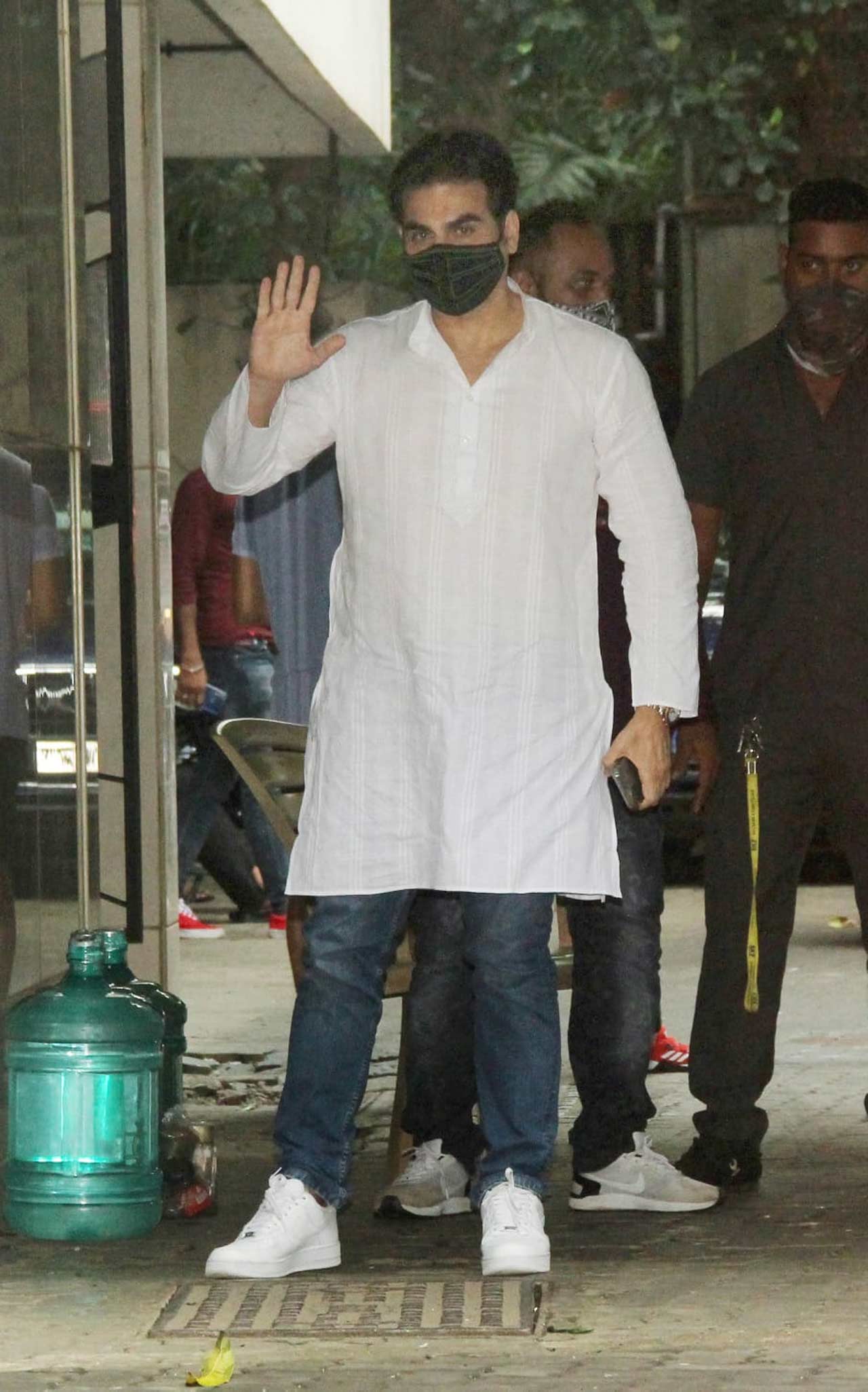 Speaking about the festival, as Salman Khan could not make it, Riteish Deshmukh and Genelia D'Souza accompanied the family to bring in the festivities with fervour and enthusiasm. Arbaaz Khan was also seen attending the ceremony.