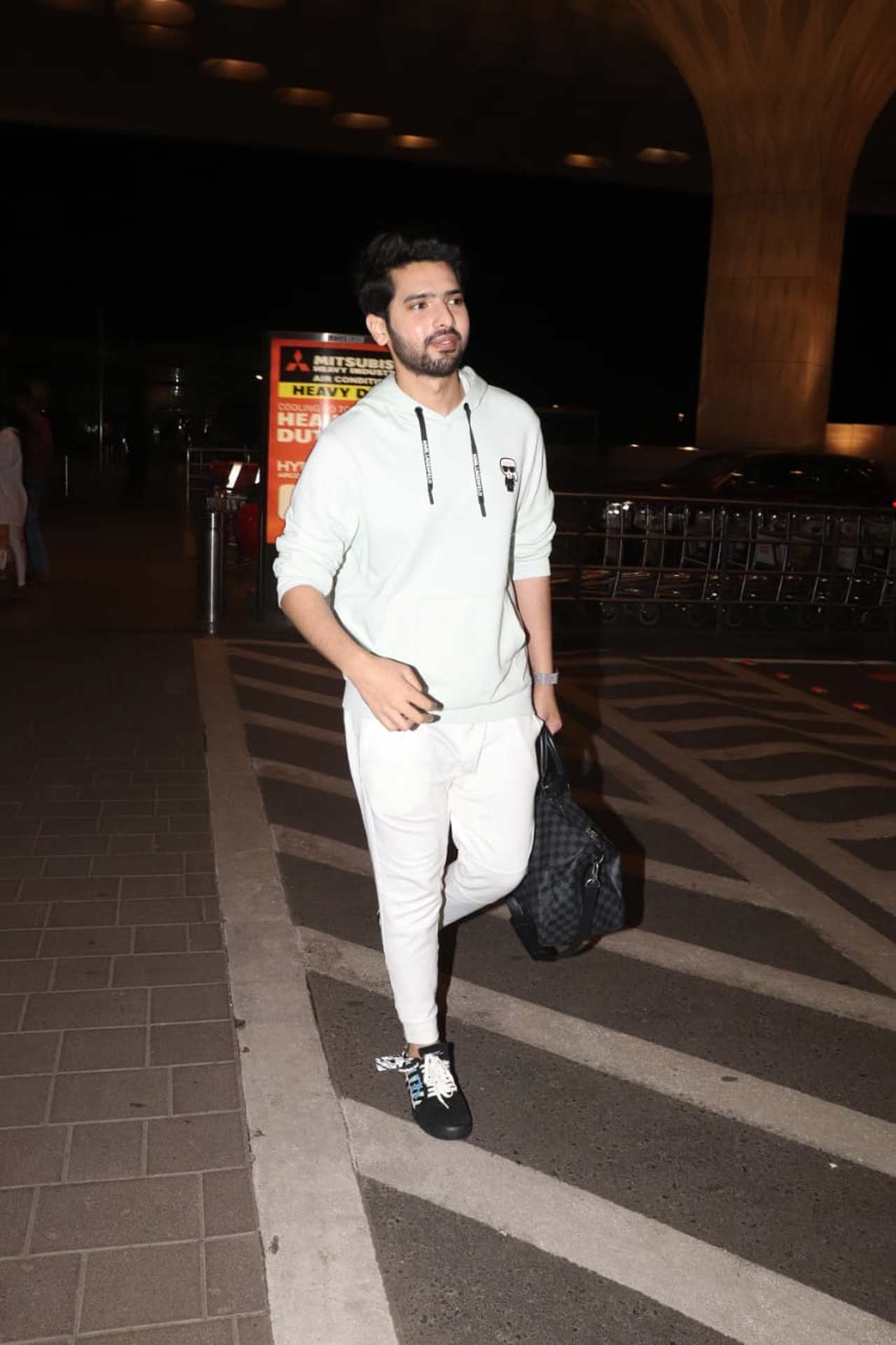 Popular Bollywood singer Armaan Malik was all smiles when snapped at the Mumbai airport.
