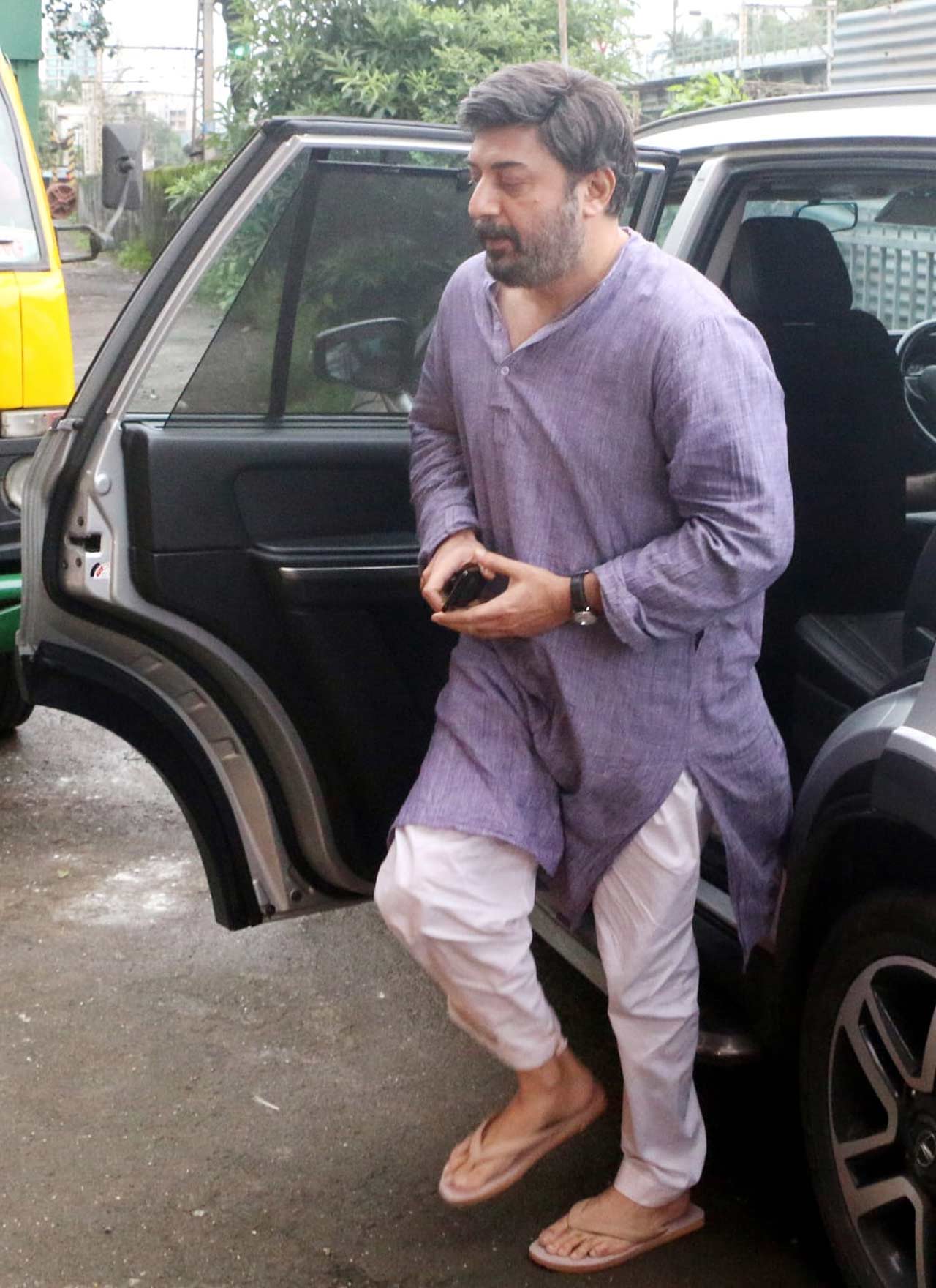 Popular South superstar Arvind Swamy was clicked in his casual best in Bandra, Mumbai. Speaking about his professional commitments, the actor will be next seen in Naragasooran, Kallapart, Sathuranga Vettai 2, Vanangamudi, Rendagam and Pulanaivu.
