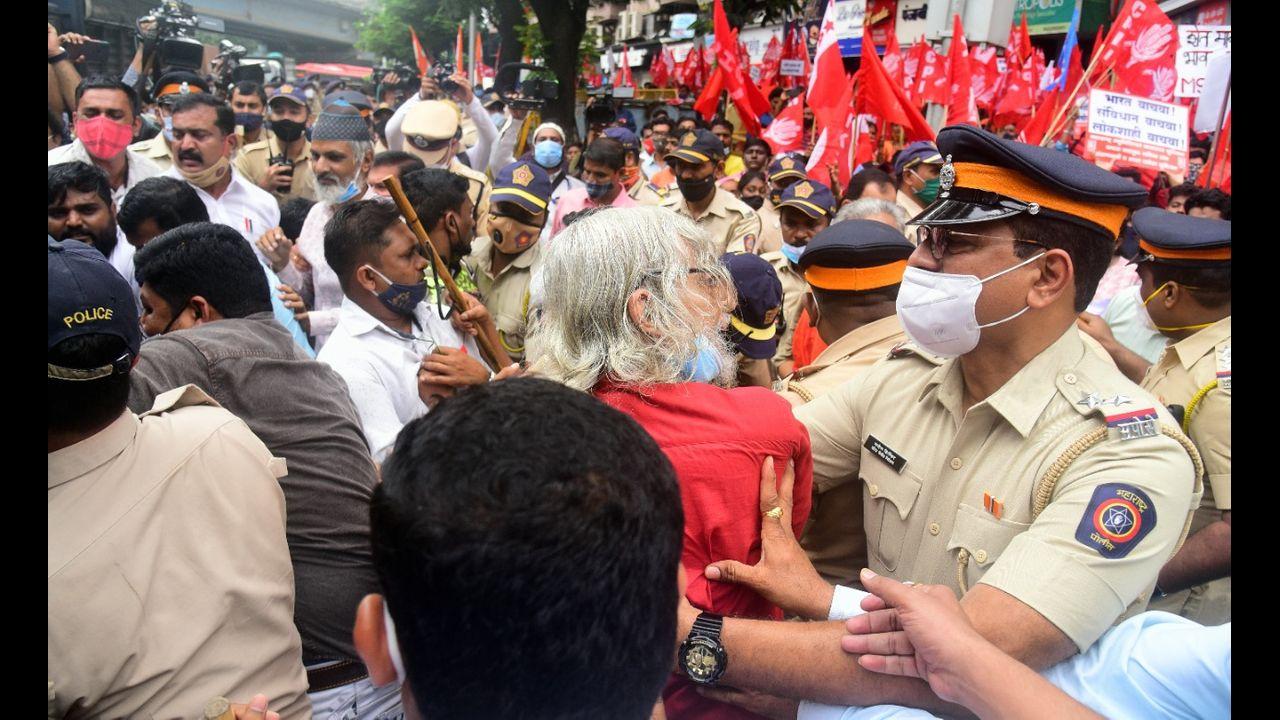 Left parties activists being detained by Mumbai police during 'Bharat Bandh' against central government's agricultural reform laws. Pic/Shadab Khan