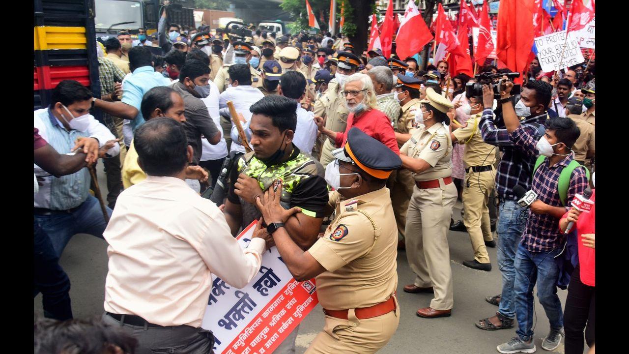 Mumbai police detain protesters during Bharat Bandh at Sion Circle in Mumbai. Pic/Shadab Khan