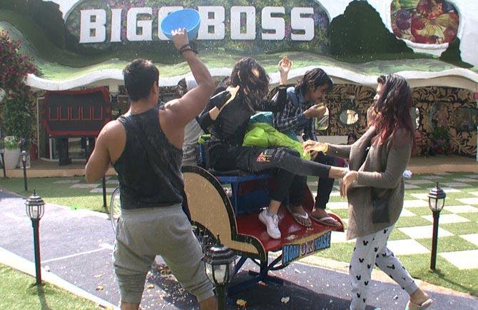 When Mandana Karimi kicked Kishwer Merchantt: Bigg Boss 9 was not averse to controversies like rest of the seasons, leading from the forefront were Mandana Karimi, Kishwer Merchantt and Prince Narula. During one of the task, Highway in 'Bigg Boss Nau' the contestants were divided into two teams and they had to dismount each other from a rickshaw which resulted in Mandana Karimi kicking Kishwer Merchantt and hitting her abdomen. In no time, Kishwer hits the ceiling and throws away her mike announcing that she won\'t continue with the task.