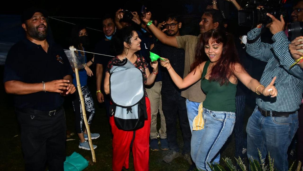 The tasks were performed to give the experience of the tagline of 'Bigg Boss 15' that is 'Sankat in Jungle, Phailaayega Dangal Pe Dangal'. Here, in this candid moment though, the teams were seen letting their hair down and dancing their hearts out. 