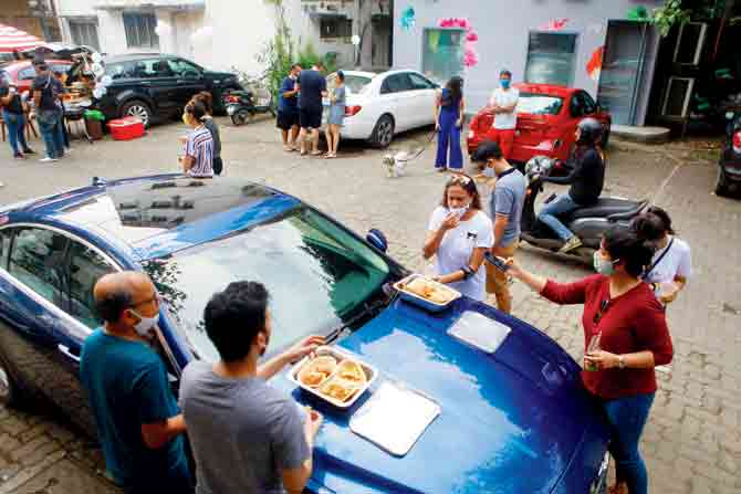 Diners group around their cars to enjoy a meal from Mahalaxmi concept eatery Masque in the parking lot. Tailgate parties are gaining favour around the world due to social distancing norms. PICS/ASHISH RAJE