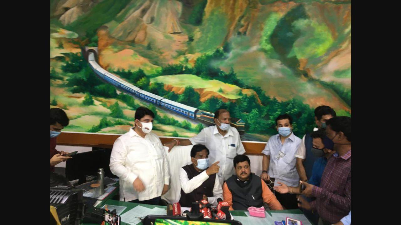 Mumbai: Union minister Raosaheb Danve travels in local train, reviews passenger amenities