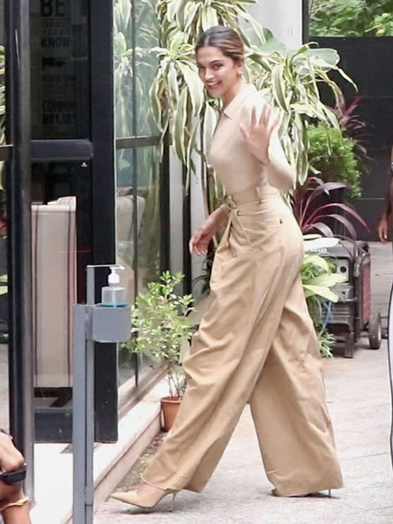 Deepika Padukone beams with smile as she arrives at Dinesh Vijan's office, Maddock Films. She was looking stylish in her outfit. 