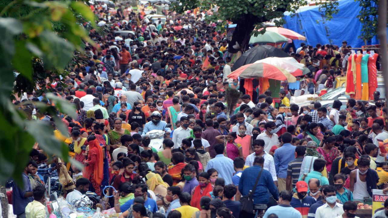 Crowd in weekly bazaar ahead of Ganeshotsav at Poisar, Kandivli on Wednesday. Pic/ Satej Shinde