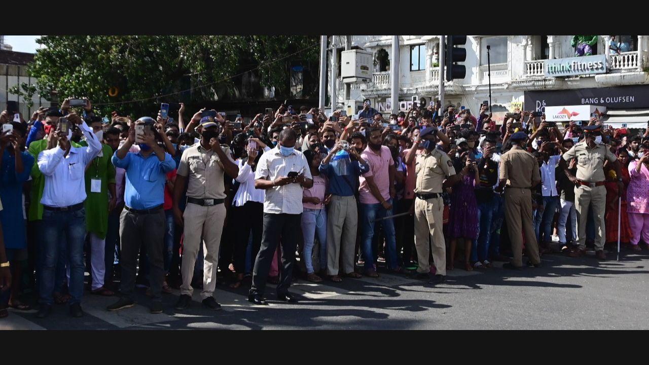 21 roads have been closed under the South Mumbai traffic department for the immersion ceremony. Pic/Bipin Kokate