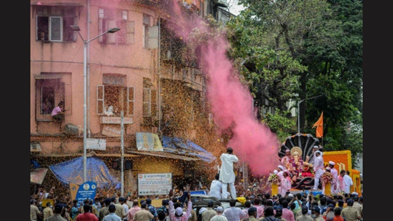 Devotees take part in Ganesh visarjan with great fervour and enthusiasm. This is the second year in a row that curbs have been put in place to combat Covid-19. Pic/PTI