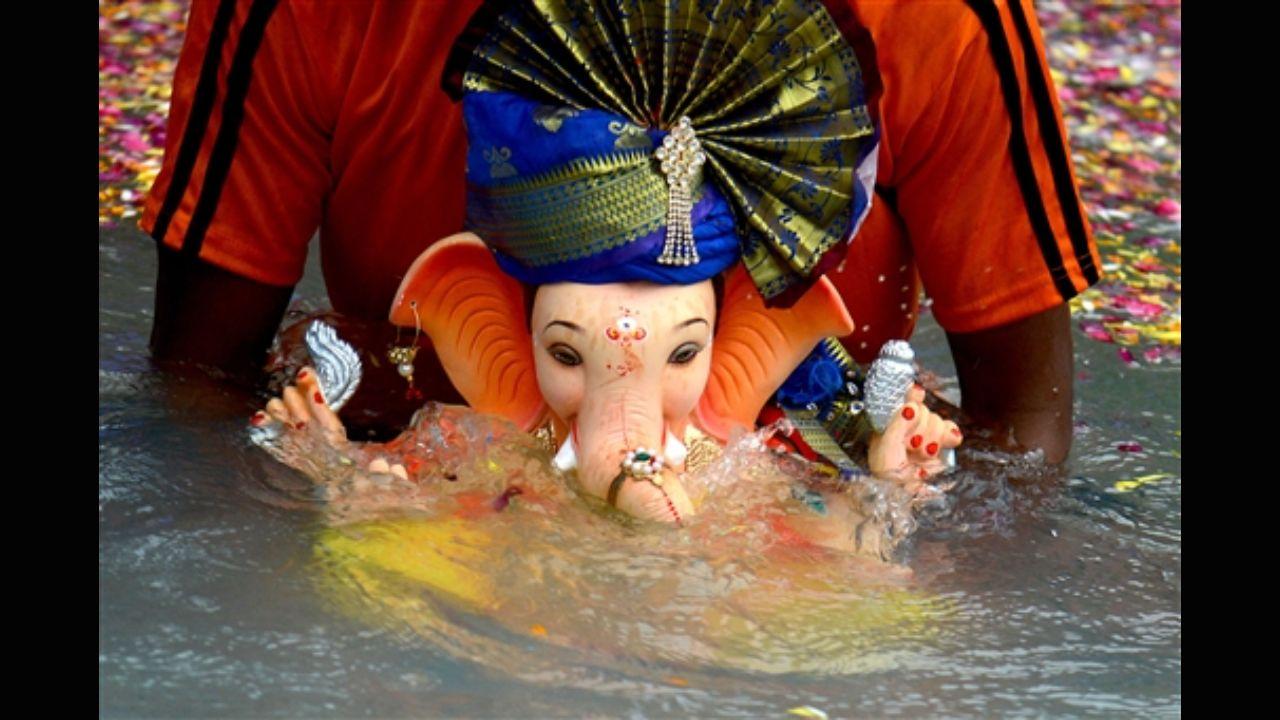 On the commencement of the festival on September 10, Maharashtra Chief Minister Uddhav Thackeray had urged citizens to launch a strong movement against the coronavirus. Pic/AFP