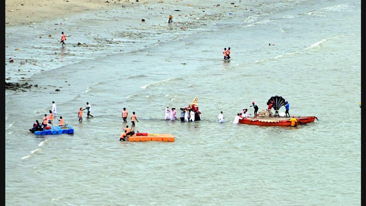 Lalbauugcha Raja's immersion taking place at Girgaum Chowpatty. Pic/Bipin Kokate