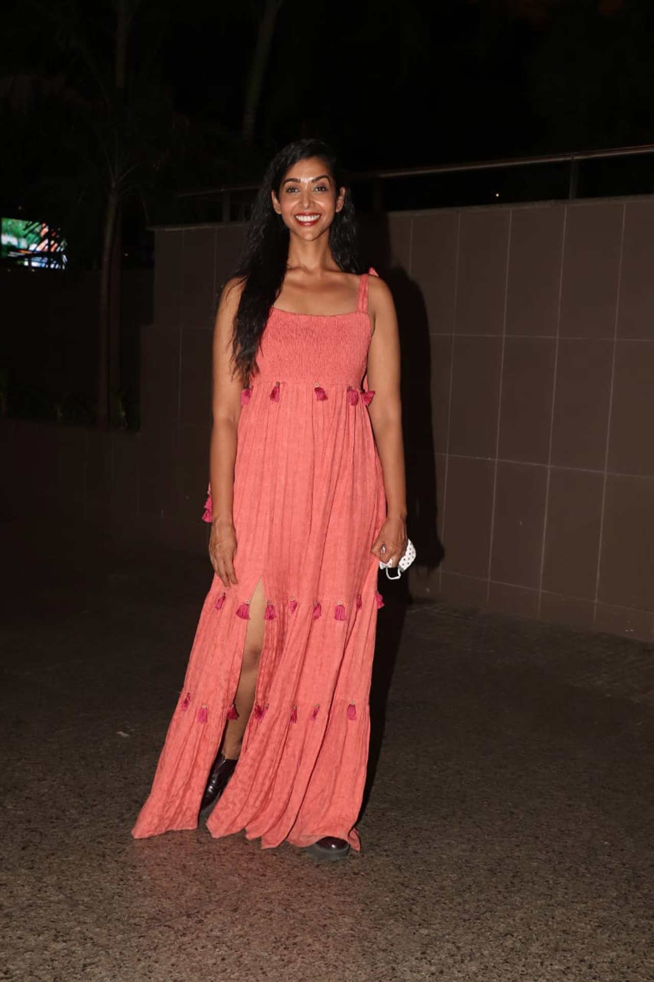 Anupriya Goenka, who rose to fame with her stint in the courtroom drama 'Criminal Justice', was all smiles when clicked at the airport. Her thigh-high slit casual maxi dress looked like an easy-breezy pick as a monsoon look.