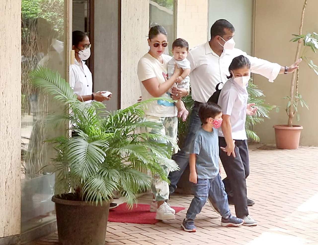 Kareena Kapoor Khan with kids - Jeh and Taimur was snapped at her father Randhir Kapoor's residence. The entire family hosted a small get-together on the ocassion of Rishi Kapoor's 69th birth anniversary. 
