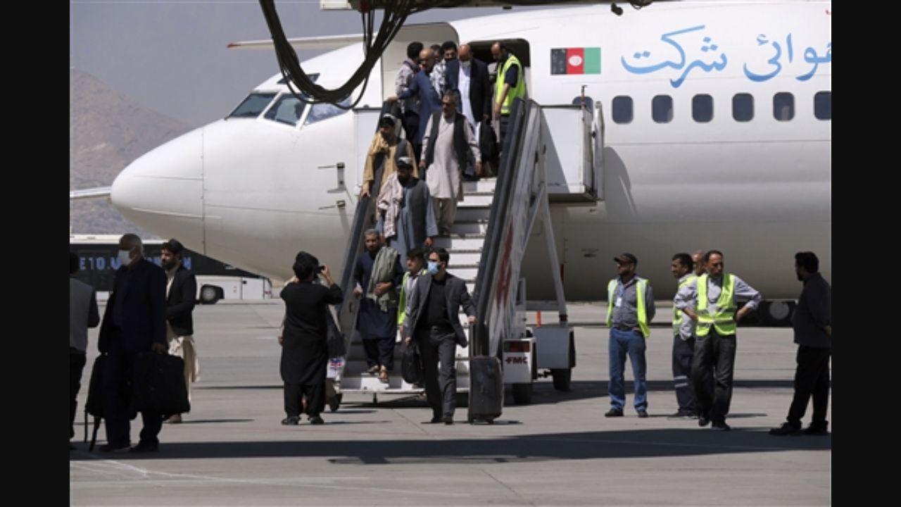 Taliban resume some flights, press assault on final holdout