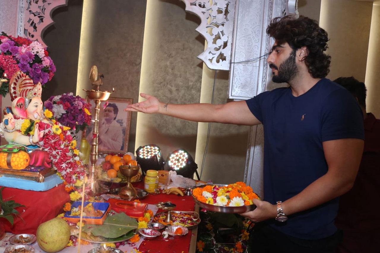 Arjun Kapoor was spotted arriving at T-Series' office for the Ganpati Darshan. The actor has been the talk of the town recently because of his physical transformation. The actor says he feels encouraged with the appreciation that he has been receiving and that, it is motivating him to constantly work towards being better each day. 