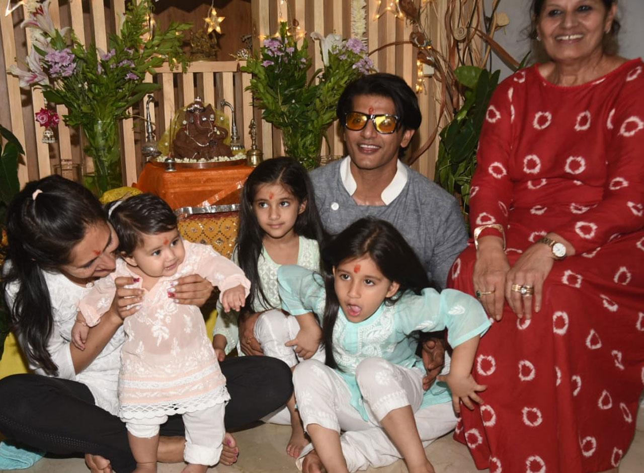 Actor Karenvir Bohra also immersed himself and his family in the Ganpati celebrations and his whole family came together for a perfect happy picture on the auspicious occasion. 