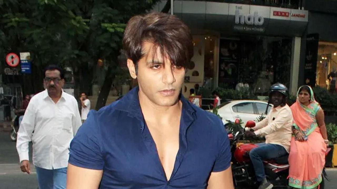 Karenvir Bohra shares a video where a media member called him ‘Gareeb’