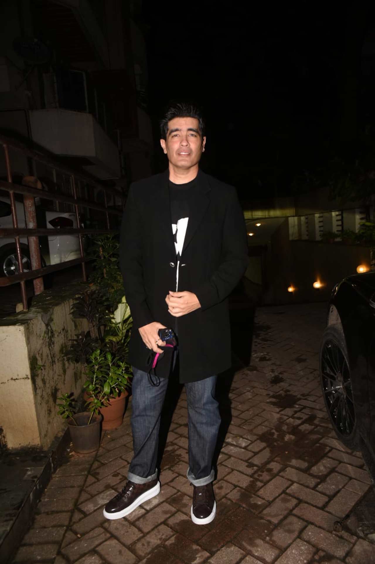 Manish Malhotra, who is often seen partying with the Kapoor and Arora sisters, also attended the house party hosted at Bebo's residence. Sharing some pictures with the girls, Manish captioned alongside, 