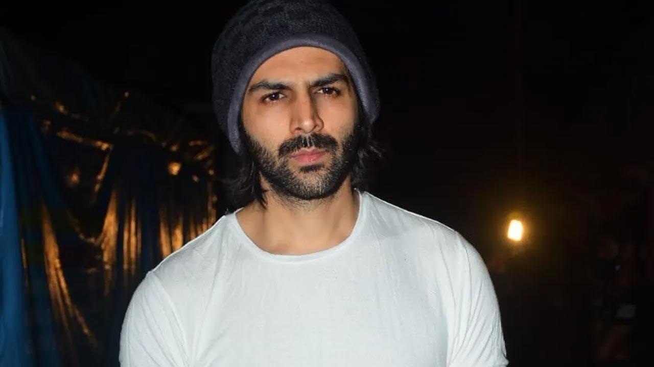 Kartik Aaryan gives glimpse of his dubbing session for 'Dhamaka' trailer