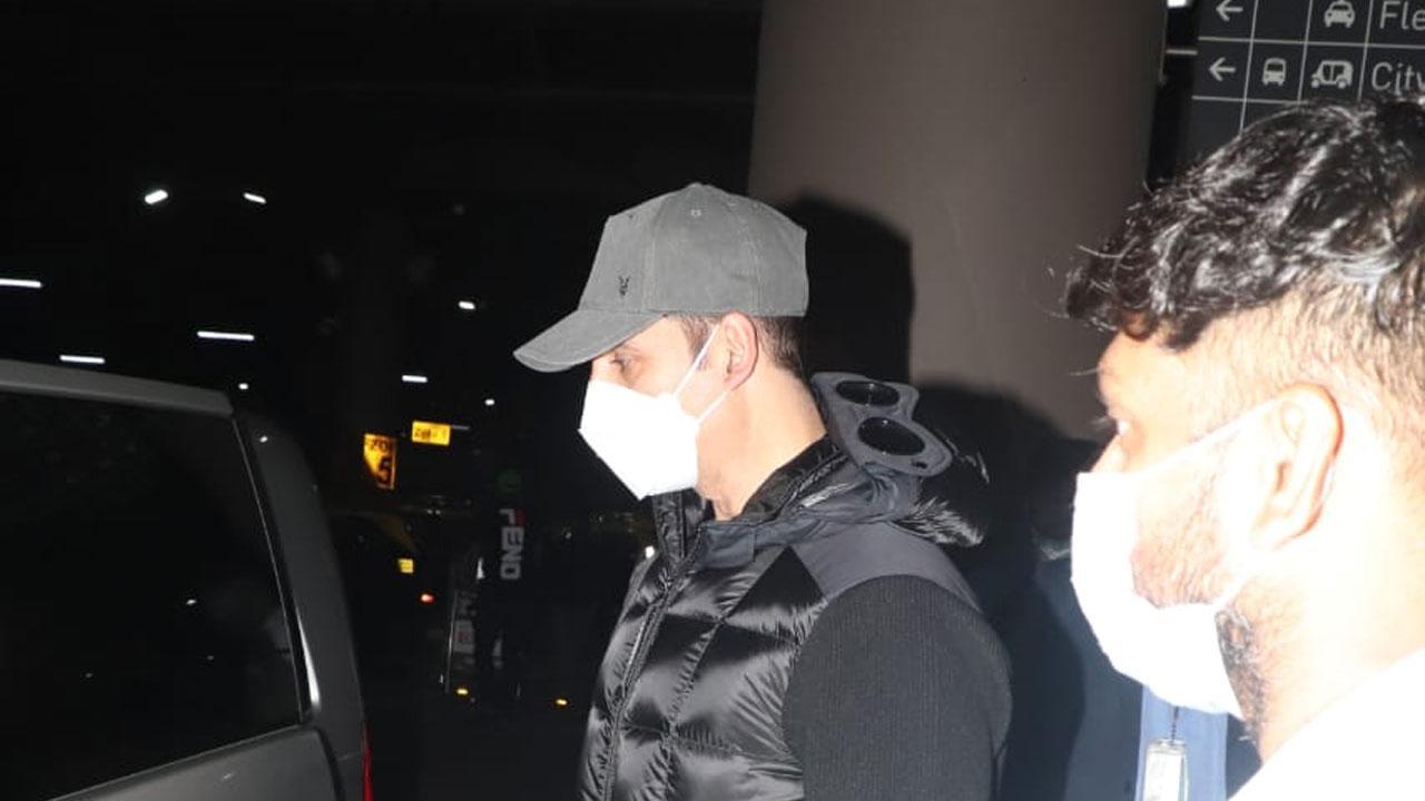 Akshay Kumar's mother hospitalised, actor flies back from the U.K.