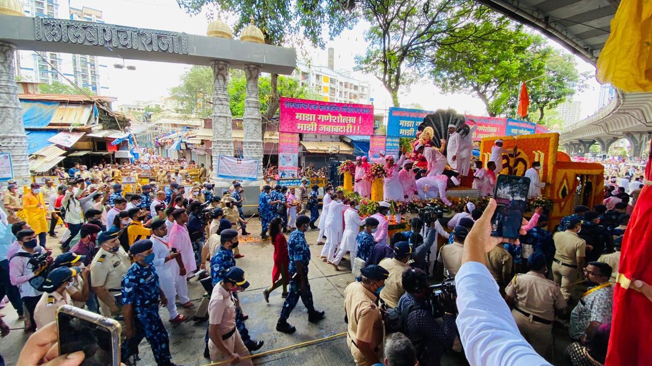 Mumbai: Devotees bid farewell to Ganpati amidst tight security