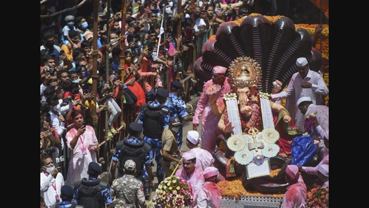 For the smooth functioning of the procession, more than 55 roads across Mumbai including Lalbagh, Parel, Girgaum, Juhu, Versova, Powai, Madh, Marve, Aksa Beach, Dadar Chowpatty were converted into one-way roads by the city's traffic police. Pic/PTI