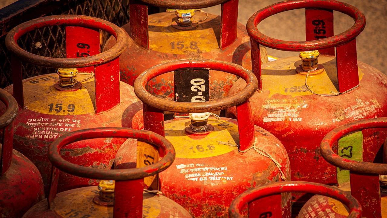Non-subsidised LPG cylinder gets costlier by Rs 25