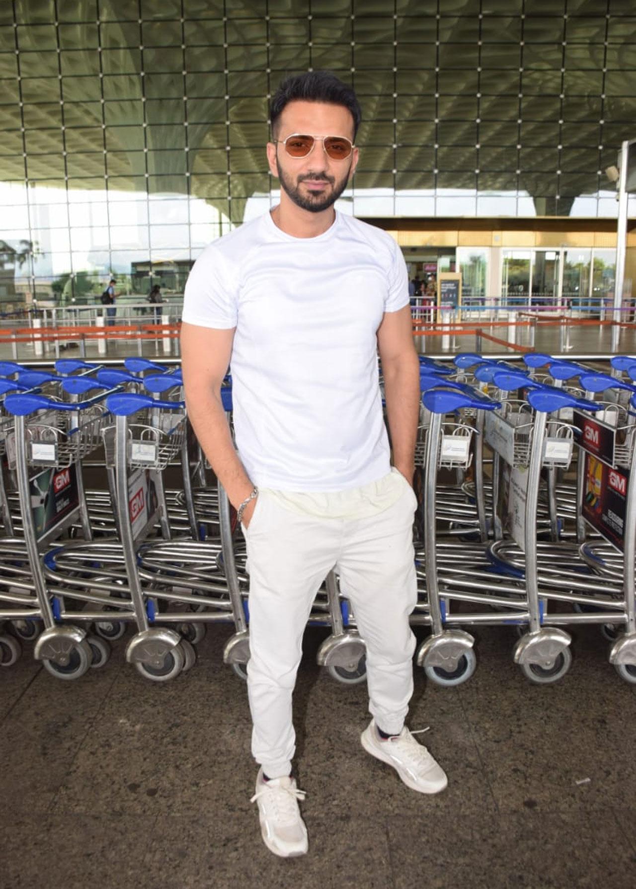 Ali Merchant looked dapper in his outfit at the airport. Back in 2016, Preity Zinta surprised Ali and his wife Anam when she dropped in for one of their wedding functions. Preity’s appearance came as a big surprise for Ali who knows her well.