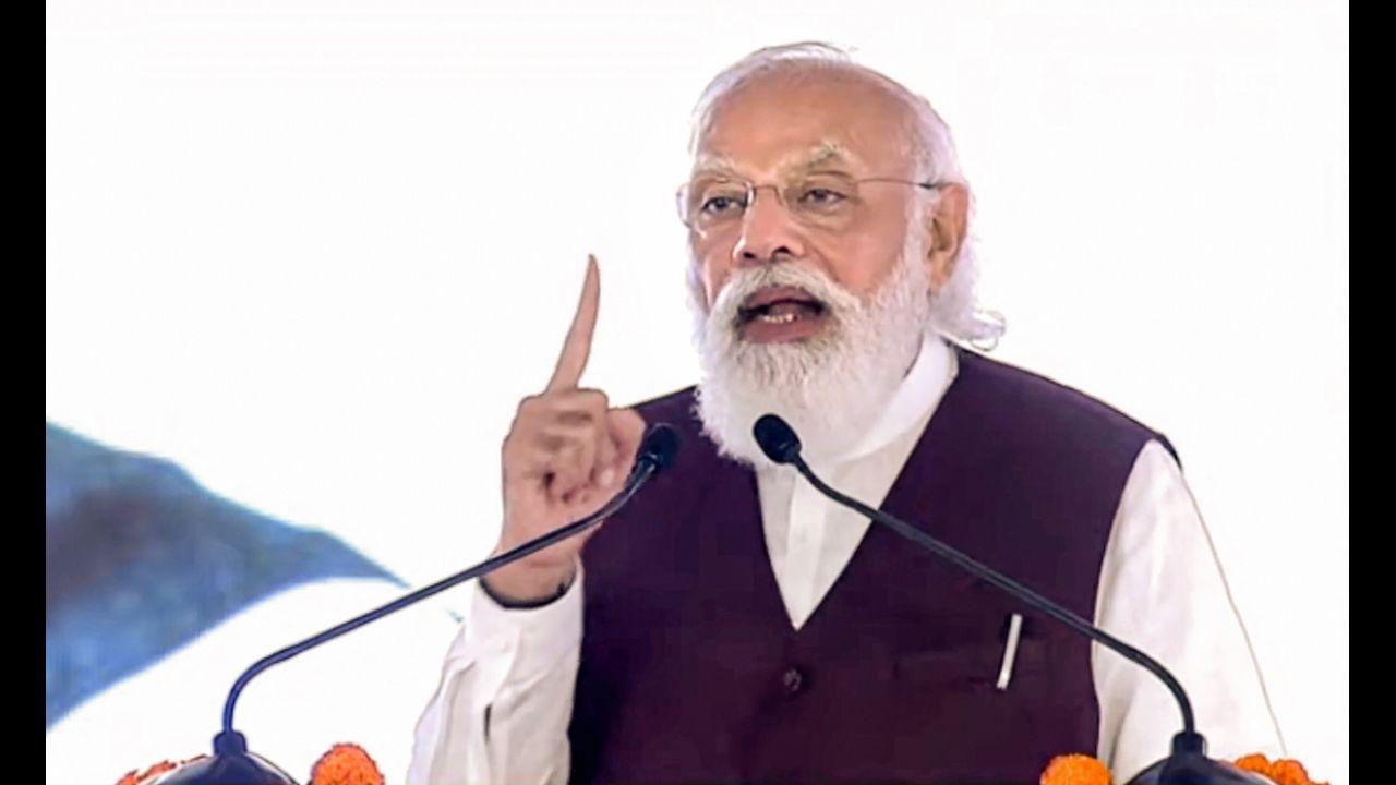 On Prime Minister's birth anniversary, MP CM Shivraj Singh Chouhan has planned the third ‘Maha Vaccination Abhiyan’ in his state on September 17 while the Karnataka government has planned a blood-donation campaign along with the vaccination drive. Pic/PTI