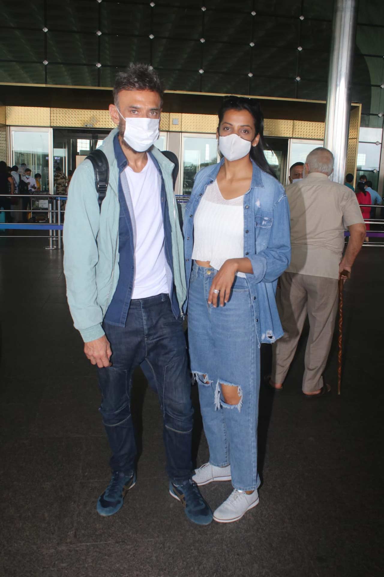Bollywood couple Mugdha Godse and Rahul Dev posed for the shutterbugs when snapped at the Mumbai airport.