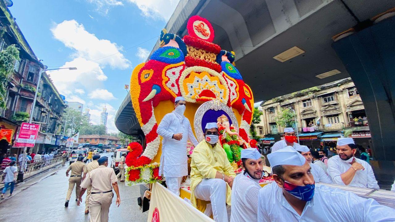 The BMC had issued guidelines for public mandals to minimise donation of garlands for idols installed at their pandals. Pic/Shadab Khan