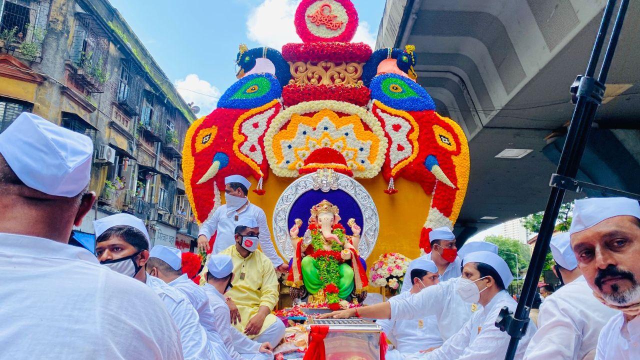 Ganesh idol of Mumbaicha Raja Mandal in Ganesh Galli being taken for immersion. Pic/Shadab Khan