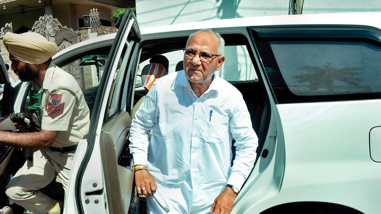 MLA Nathuram arrives to meet Sidhu at his residence, a day after his resignation from the post of PPCC president, in Patiala. Pic/PTI