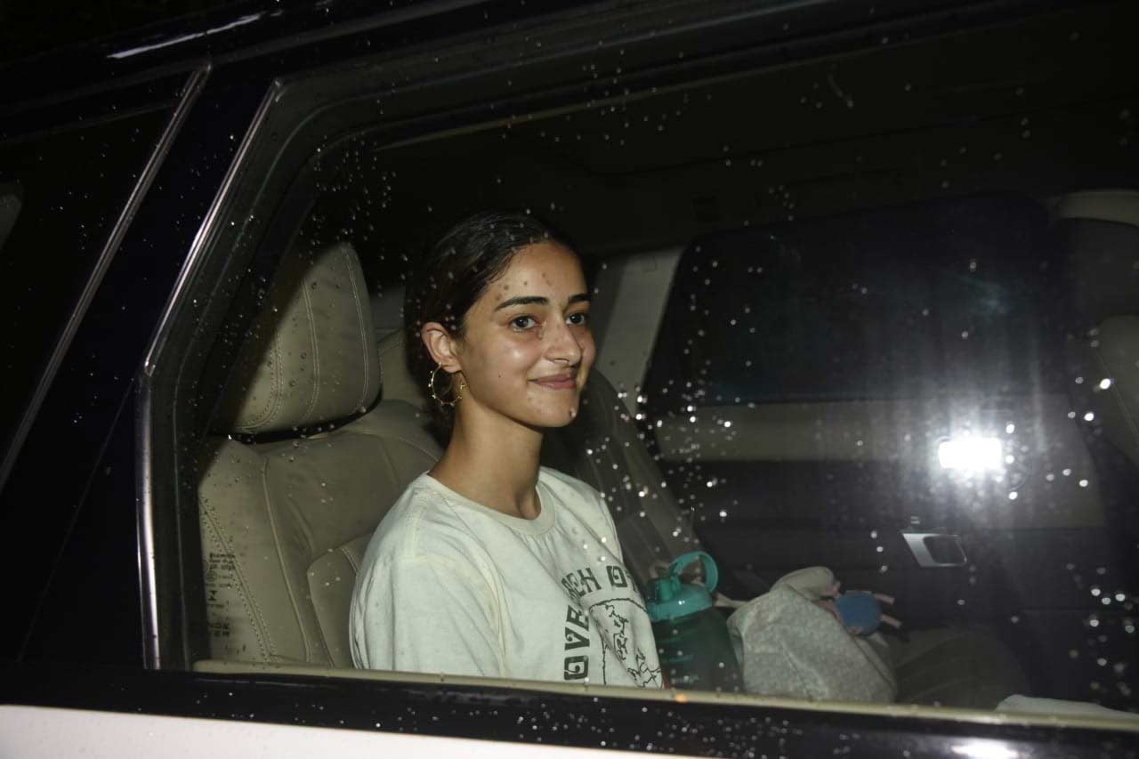 Ananya Panday was also spotted in Bandra, Mumbai. The actress is back from her mini-vacation. For the unversed, Ananya took a detour to the beautiful beaches of Maldives, before she kickstarts her new projects.