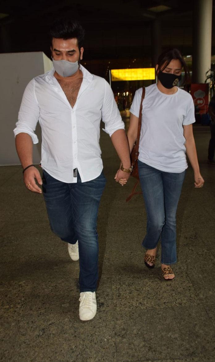 Paras Chhabra, along with Mahira Sharma, arrived at the airport. Paras Chhabra says he dealt with anxiety owing to constant body transformation over the past few months. 