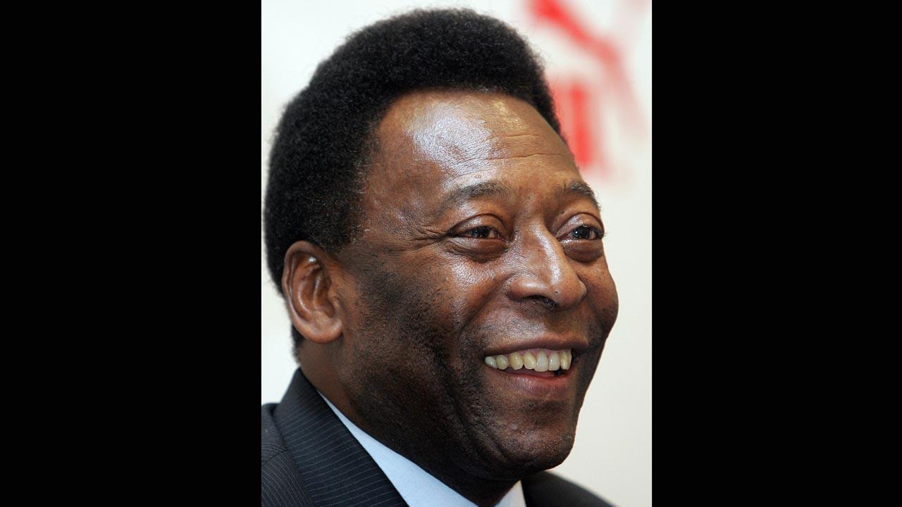 Pele playing cards, smiling after surgery