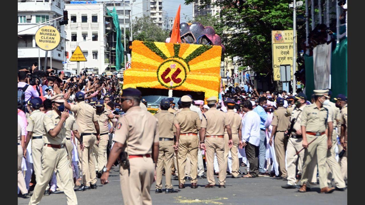 There was a heavy presence of police across the city for Ganesh visarjan festivities as govt has still kept Covid-19 restrictions in place. Pic/Bipin Kokate
