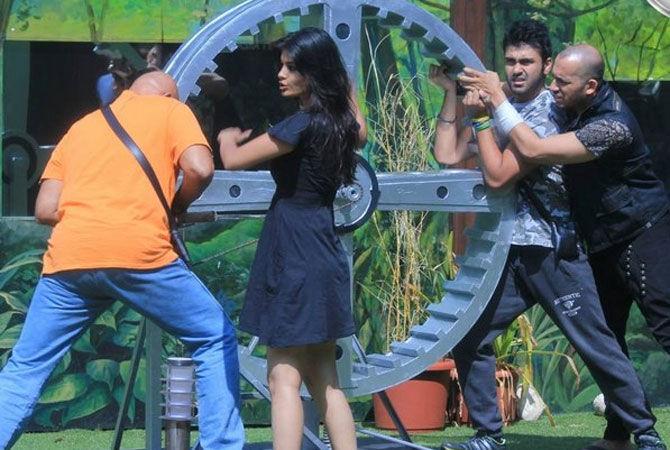 Puneet Issar-Aarya Babbar fight: Bollywood actor Aarya Babbar had several heated exchanges with co-contestant Puneet Issar during his stint on Bigg Boss 8, and he accused the senior actor of playing dirty politics inside the house. Besides the verbal fights, the 32-year-old actor also engaged in a physical tussle with Puneet, which resulted in the latter being punished. Puneet Issar apparently used 'martial art technique' on Aarya Babbar to pin him down during a task. Bigg Boss immediately ordered to stop the task midway and announced Puneet Issar's eviction for using physical force against Aarya. However, he made a re-entry into the house later, although locked up in a cage as a consequence of his action.