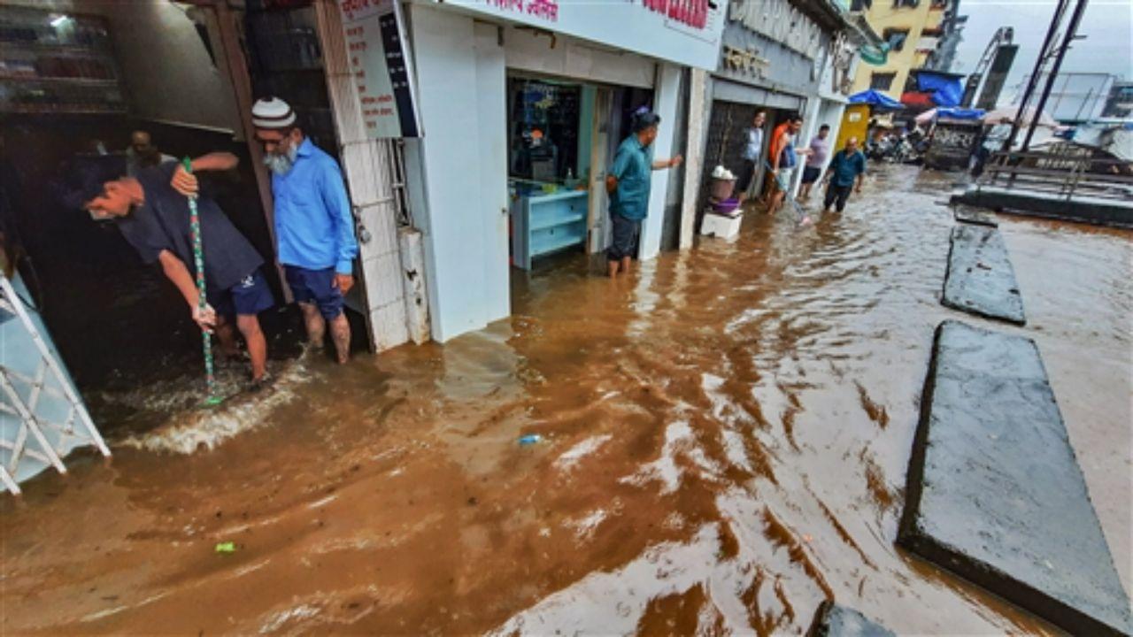 The towns of Bhiwandi, Kalyan, Ulhasnagar and Palghar were badly hit by torrential rains and flooding. Pic/PTI