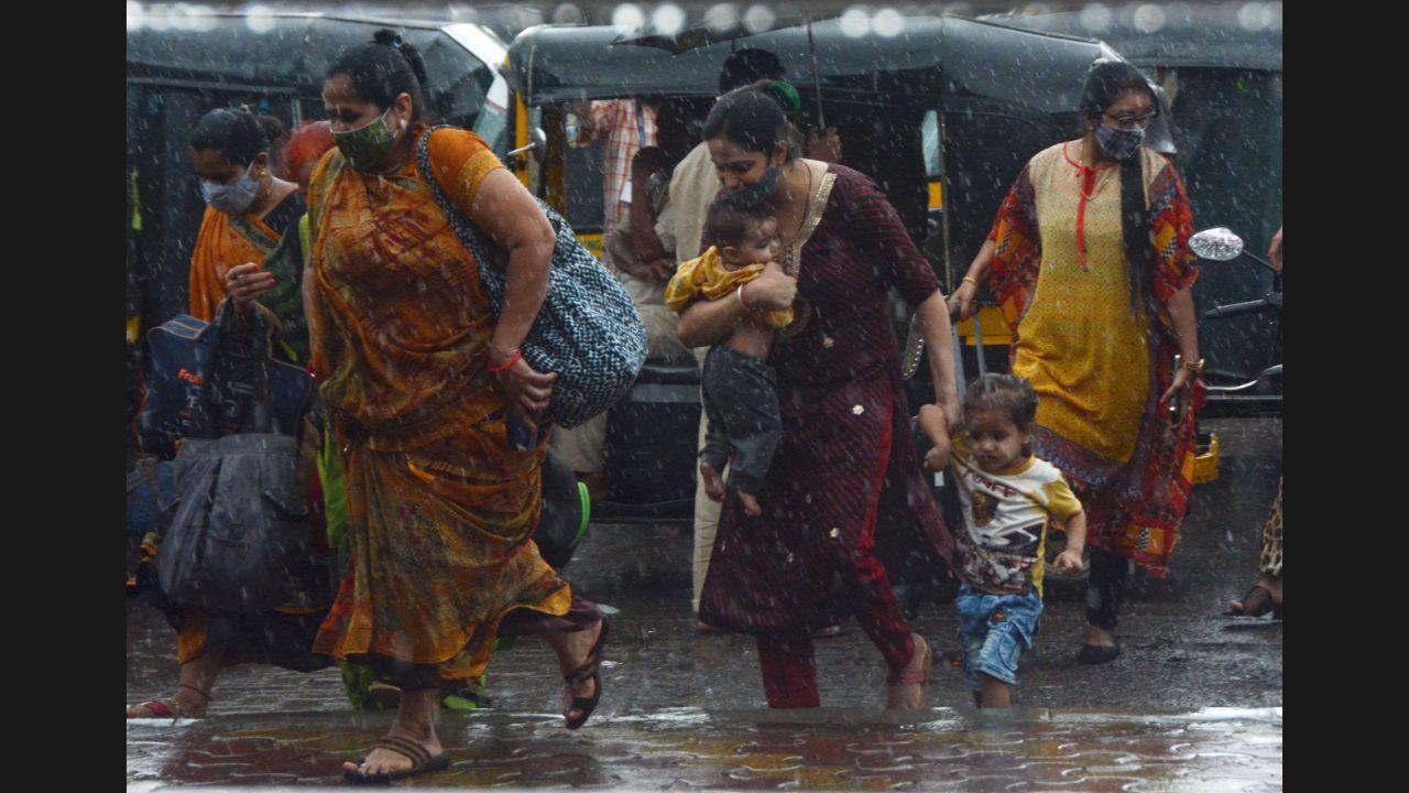 Heavy rains lashed certain parts of Mumbai on Wednesday due to the outer effects of Cyclone Gulab. Pic/Satej Shinde