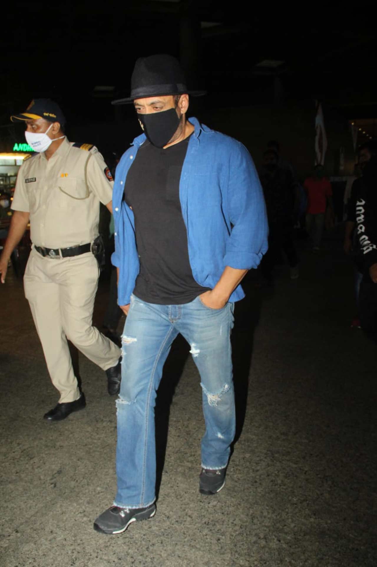 Salman Khan, who was busy shooting for Tiger 3 overseas, is back to the bay! The actor was snapped by the shutterbugs showing off his uber-cool side. He was seen donning a black hat, paired with casuals.
