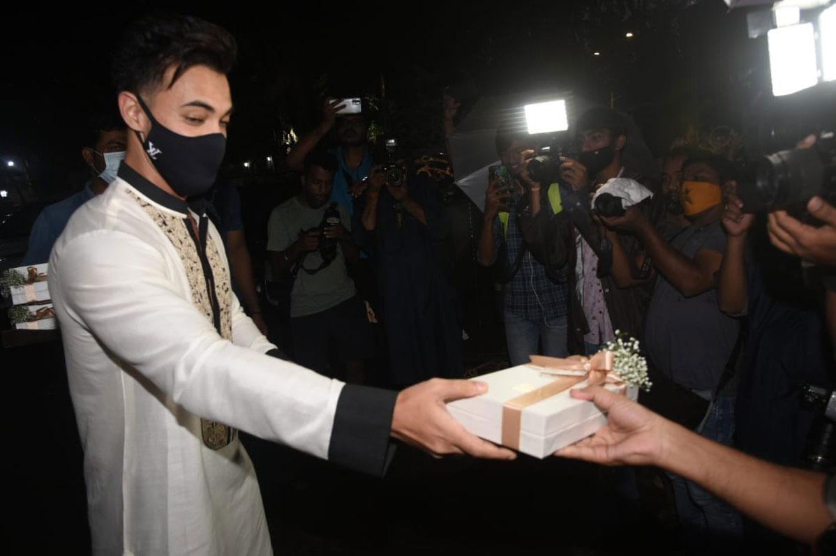 The 'Antim' star also distributed sweets to the paparazzi on the auspicious occasion and it was indeed a sweet gesture on his part.