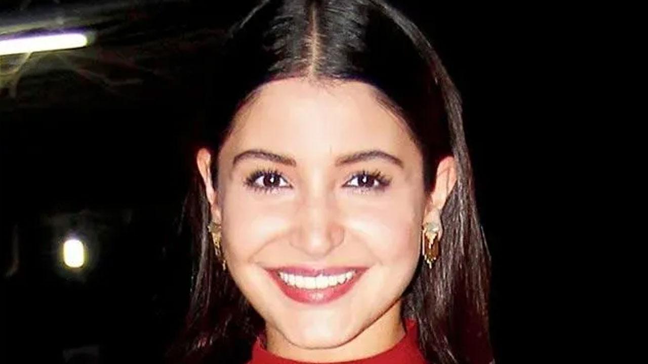 Anushka Sharma back in Mumbai, shares a selfie with fans 