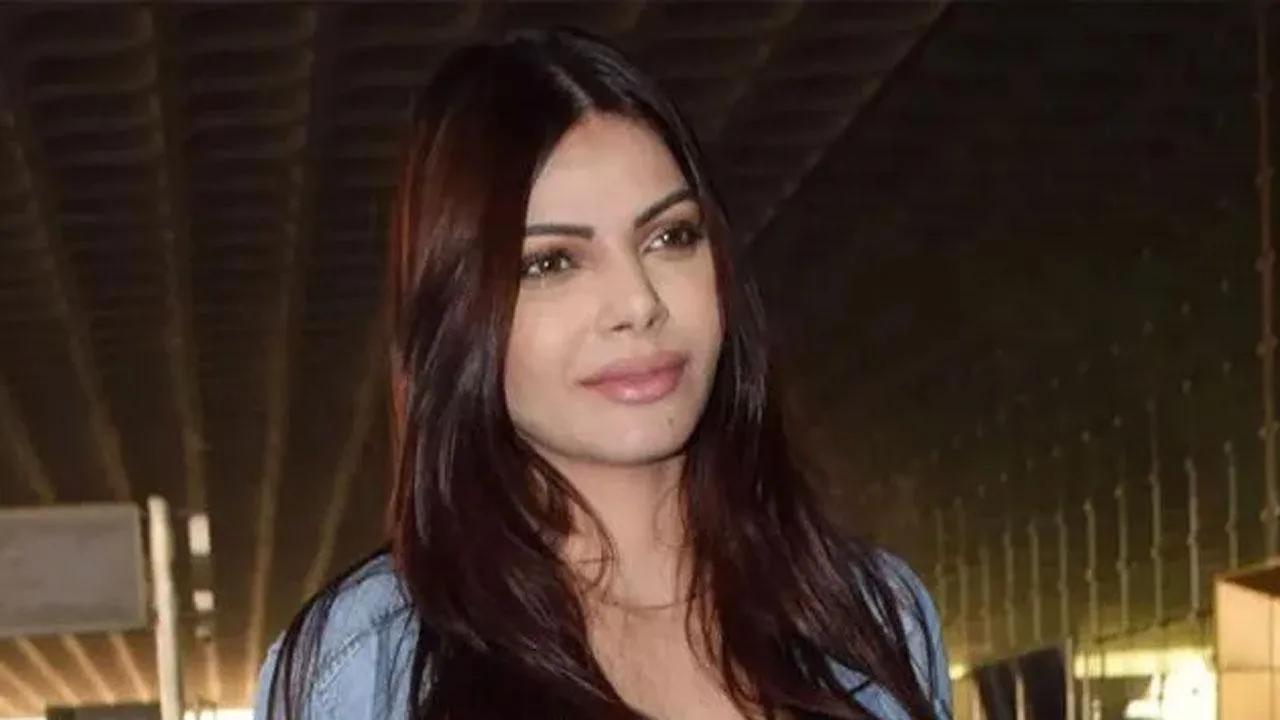 Sherlyn Chopra takes a dig at Shilpa Shetty for her sashtang pranams on  dance reality show - watch video